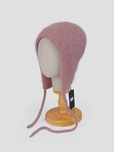 Detaillierte Textur der rosa Angora-Kaninchenhaar-Wintermütze mit langen Ohrenklappen