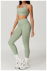 Dettaglio del set yoga verde salvia con reggiseno sportivo e leggings a vita alta senza cuciture