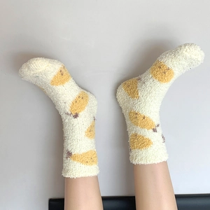 Détail de chaussettes d'hiver en polaire corail avec motif de crevette et texture douce