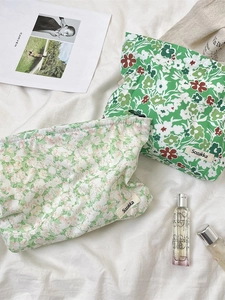 Portable floral cotton cosmetic bags with zippers in dark and light green patterns