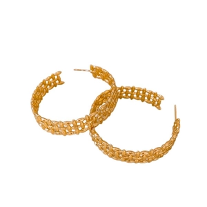 Chic gold-plated hoop earrings featuring a sophisticated woven hollow grid texture design