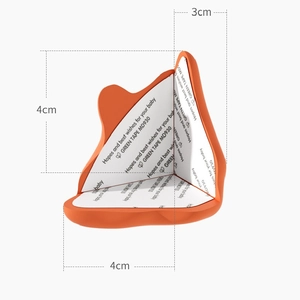 Paraspigoli a L in silicone arancione con adesivo 3M e dimensioni mostrate di 4 cm