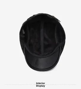 Détail de la doublure polaire chaude et de l'étiquette de composition de la casquette