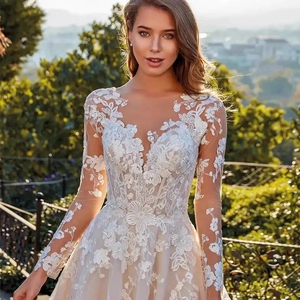 Robe de mariée élégante ivoire à col en V, manches longues et appliqués de dentelle florale