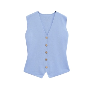Détail du gilet en maille bleu clair avec col en V et cinq boutons argentés
