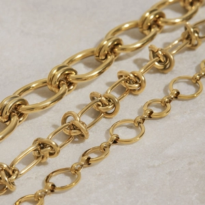 Détail de trois modèles de colliers à chaînes variés en acier inoxydable plaqué or 18K