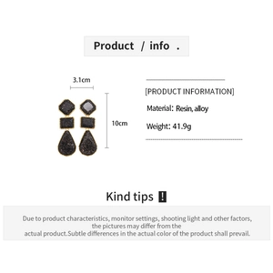 Détail de boucles d'oreilles en résine noire avec bordure dorée et dimensions précises