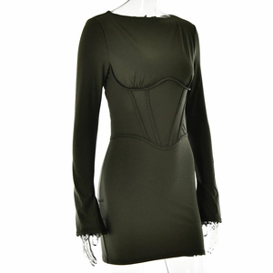 Détail d'une robe moulante vert foncé à manches longues avec taille sculptée et dos nu