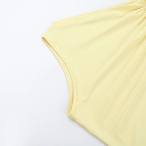 Nahaufnahme der hochwertigen Nähte und des gelben Strickstoffs am schmalen Kleid