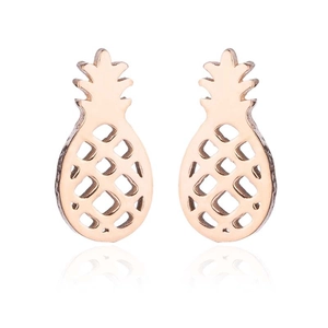 Gros plan de boucles d'oreilles ananas en or rose avec texture ajourée et design raffiné