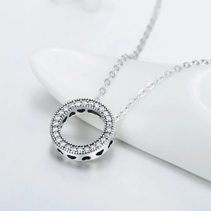 Collier en argent sterling S925 avec pendentif rond brillant et détails de cœur creux