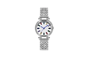 Détail d'une montre de luxe avec index rectangulaires arc-en-ciel et bracelet strass