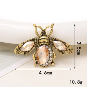 Vista macro dettagliata che mostra le dimensioni di 4,6 cm x 3,5 cm del ciondolo ape