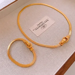 Ensemble collier et bracelet en maille serpent plate dorée avec fermoir magnétique chic