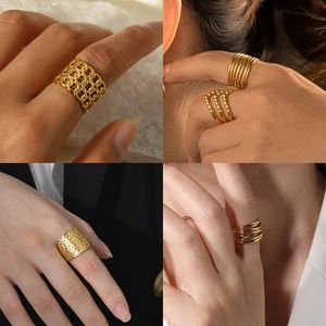 Set van 4 gouden minimalistische ringen inclusief ketting en gehamerde stijlen