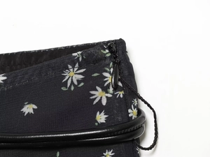 Dettaglio vita gonna lunga floreale con stampa margherite e zip invisibile laterale