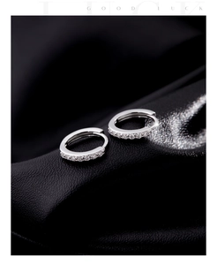 Macro degli orecchini a cerchio in argento S925 con pavé di moissanite scintillante