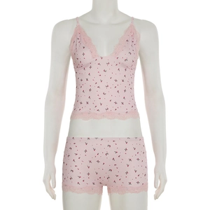 Détail de l'ensemble de pyjama rose fleuri avec dentelle sur le décolleté et le short