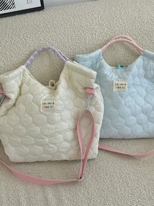 Sac cabas matelassé chic avec bandoulière rose en coloris crème et bleu clair