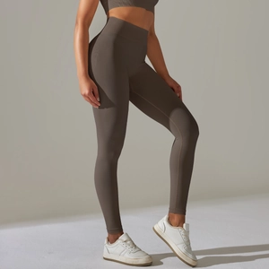 Vue latérale détaillée du legging de yoga côtelé sans couture à taille haute en taupe