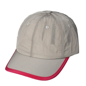 Casquette de baseball séchage rapide gris clair avec bord rose, vue à 45 degrés