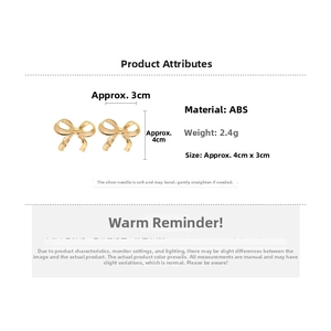 Détails des boucles d'oreilles nœuds dorés en ABS avec spécifications des tiges en argent