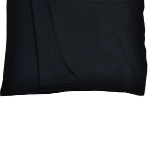 Gros plan sur la texture du tissu en maille noire et les détails de tissage de la robe longue