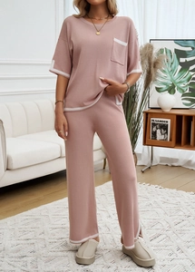 Ensemble en tricot rose avec haut à manches courtes et pantalon large à liseré blanc