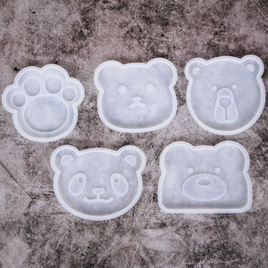Dettaglio di 5 stampi in silicone con forme di zampa di gatto e orsetto per resina fai-da-te