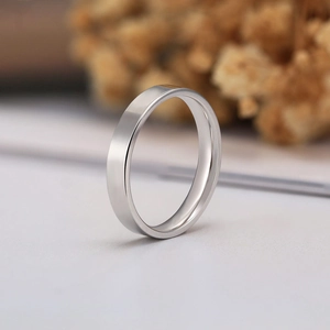 Vista macro di una fascia per anelli in argento sterling S925 con finitura a specchio