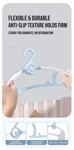 Flexibler blauer Baby-Kleiderbügel aus robustem Kunststoff mit platzsparenden Haken