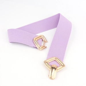 Détail d'une ceinture élastique lavande avec boucle en métal doré pour les robes