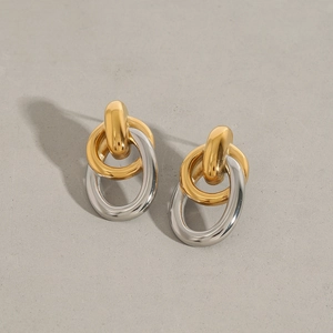 Détail des boucles d'oreilles ovales entrelacées bicolores or et argent en acier inoxydable
