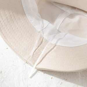 Détails du cordon de serrage interne et de la bande de propreté du chapeau bob beige en coton-lin