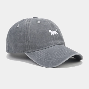 Détail d'une casquette en coton gris vintage avec broderie de chiot blanc délicat