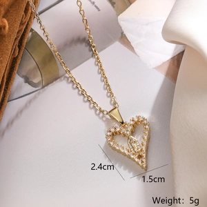 Dettaglio della collana con pendente Maria in oro 18K con dimensioni 2,4x1,5cm e peso di 5g