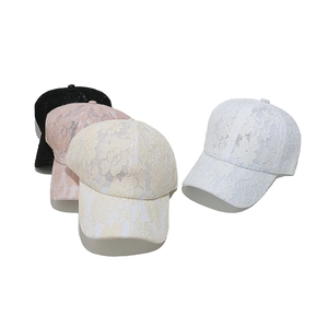 Berretti da baseball in pizzo floreale da donna nei colori nero, rosa, crema e bianco