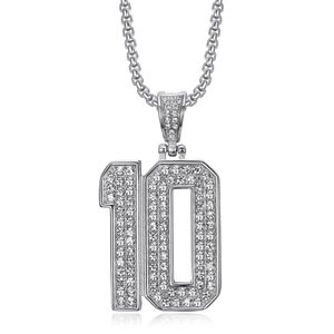 Collar hip hop con colgante número 10 plateado y cristales pavé sobre un fondo blanco
