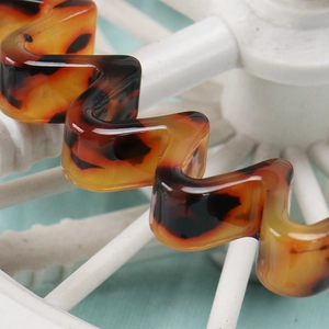Close-up of tortoise shell pattern and wavy design on an 8mm acetate headband