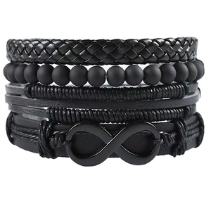 Gros plan de bracelets en cuir noir superposés avec tressage multicouche et symbole infini