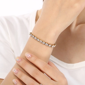 Vue macro détaillée d'un bracelet de tennis doré orné de zircons ovales étincelants