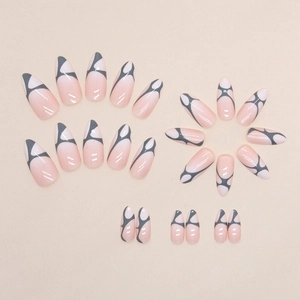 Faux ongles amande roses avec French manucure blanche et lignes argentées abstraites