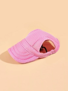 Dettaglio cappello parasole per animali in mesh rosa con coulisse e fori per orecchie