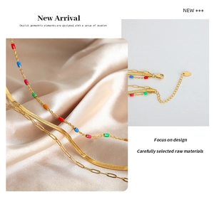 Vue détaillée du collier triple rang doré avec perles émaillées colorées sur soie beige