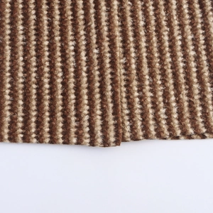 Gros plan sur la texture du tricot en laine à rayures verticales marron et crème douces
