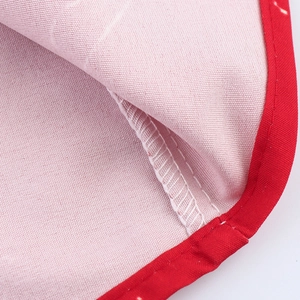 Robe de plage rose en toile sans manches avec bordure rouge et surpiqûres de qualité