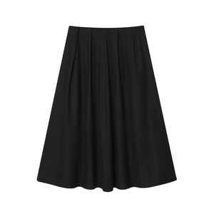 Dettaglio di una gonna a trapezio nera in lino a vita alta con eleganti pieghe morbide