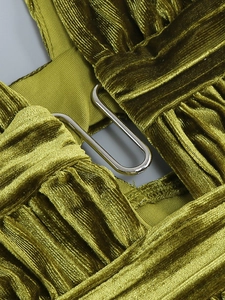 Vue détaillée d'une robe en velours vert olive avec texture plissée et boucle en U argentée