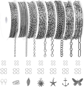 Vue détaillée de chaînes de bijoux DIY argentées, anneaux et pendentifs assortis