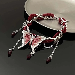 Collier avec pendentif papillon en velours rouge, chaîne argentée et glands élégants